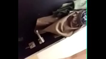 Женщина дрочит вульву с помощью дилдо, прикрепленного к душевой кабинке