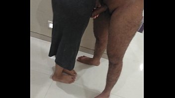 Австралиец натягивает на свой пенис белокурую сучку в оранжевом лифчике